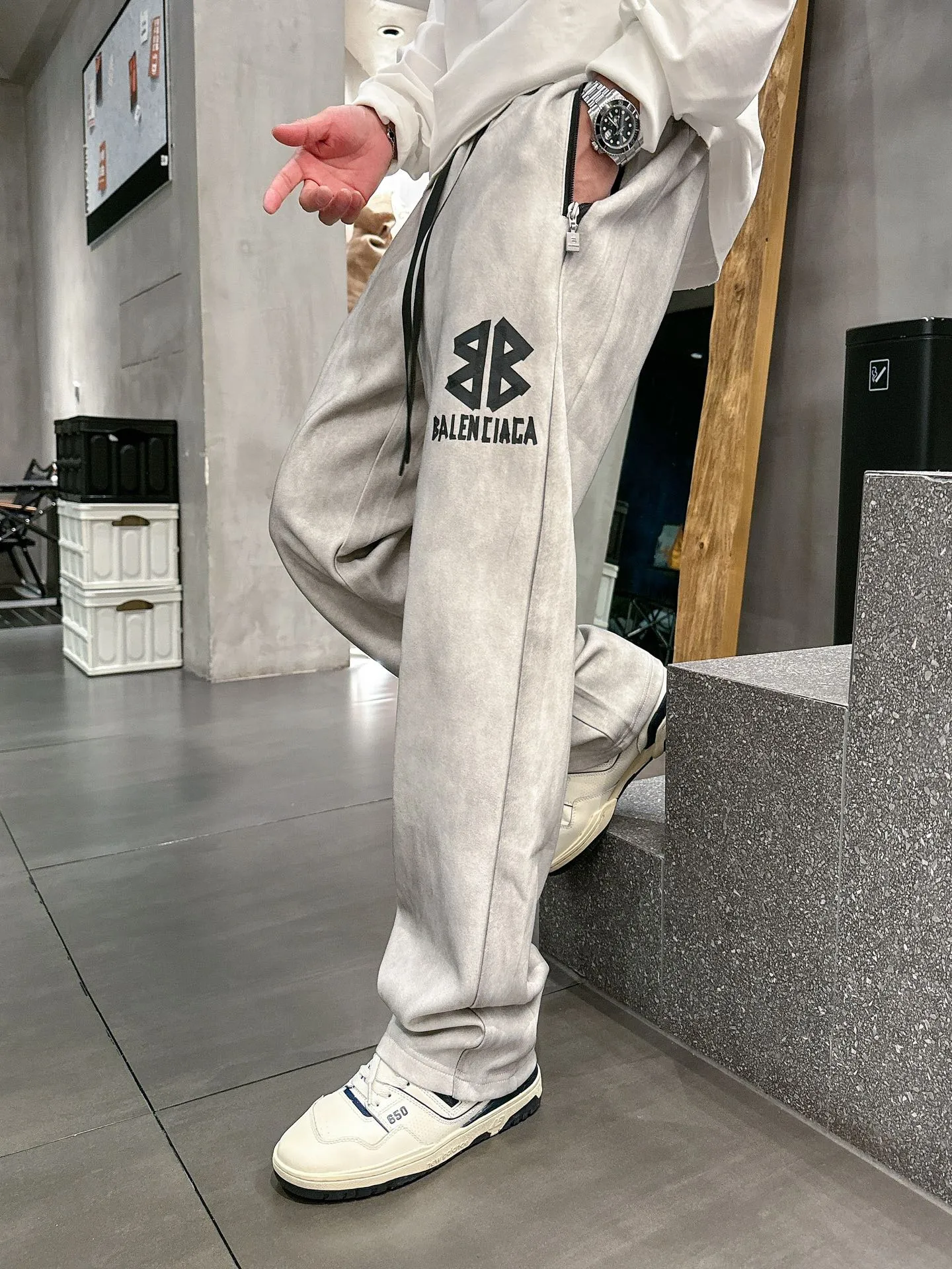 Balenciaga 🆕2026 Autumn and Winter New Arrival Casual Pants! The official website will be released simultaneously. Brand Classic LOGO casual pants, customized fabrics, excellent comfort and strong touch. Highly recognisable, perfect appearance and craftsmanship. Size:M-3XL